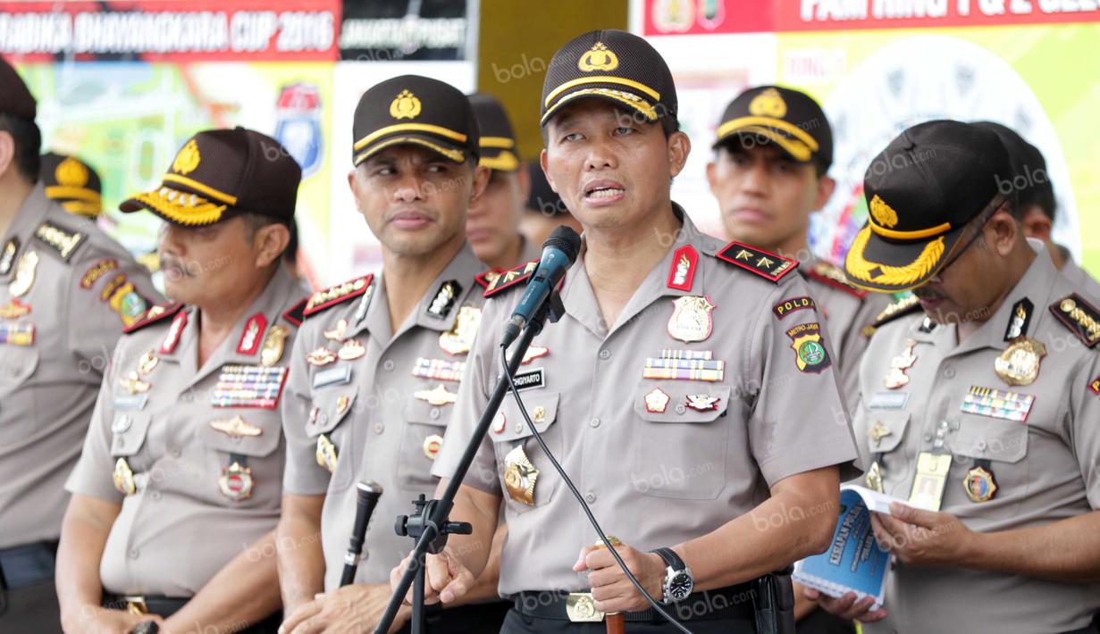 Kapolda Metro Jaya, Irjen Pol Moechgiarto, memberikan keterangan pers terkait pengamanan final Torabika Bhayangkara Cup 2016 di Stadion Utama Gelora Bung Karno, Senayan, Jakarta, Sabtu (2/4/2016). (Bola.com/Nicklas Hanoatubun)