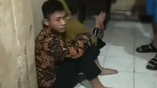 DR (22), pelaku pembunuhan pedagang sate yang juga ayahnya sendiri di Medansatria, Kota Bekasi (Liputan6.com/Bam Sinulingga)