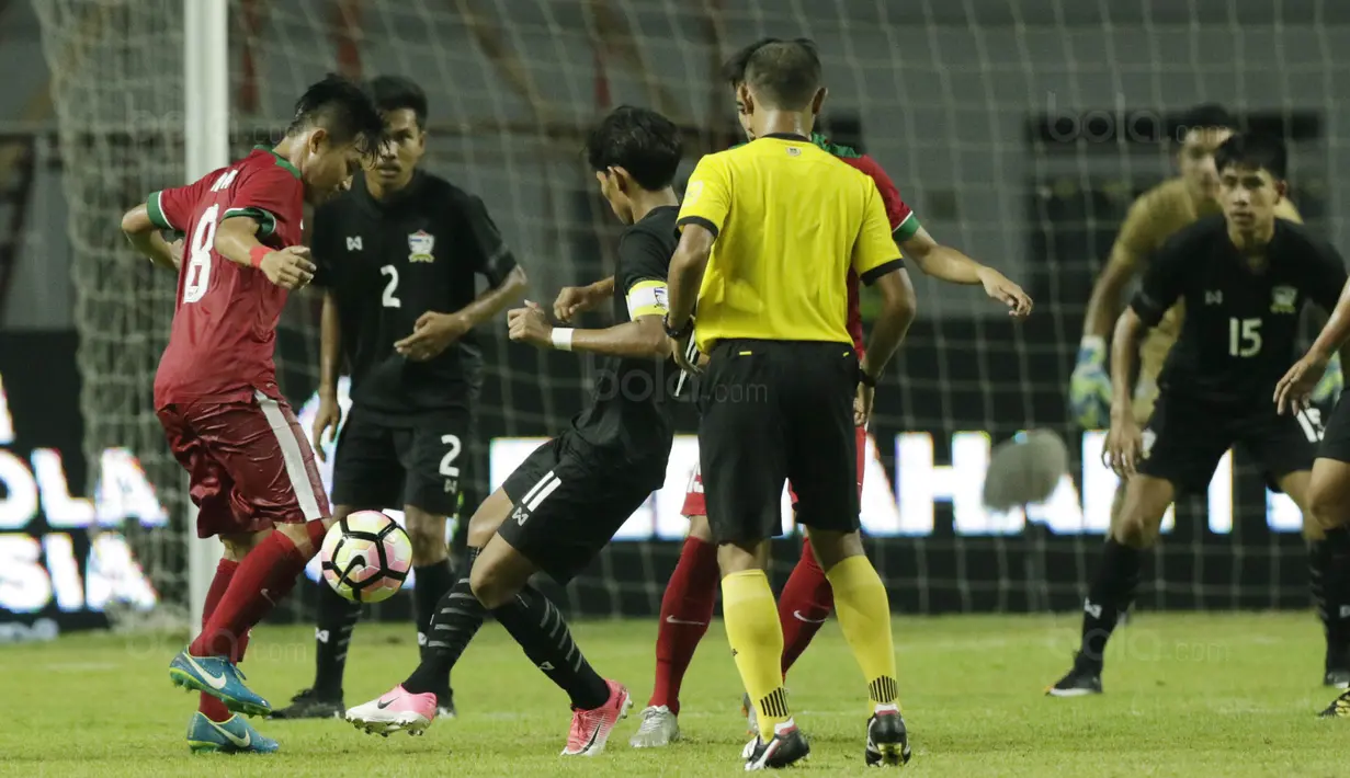 Gelandang Indonesia U-19, Witan Sulaeman, berusaha merebut bola dari pemain Thailand U-19 pada laga persahabatan di Stadion Wibawa Mukti, Cikarang, Minggu (8/10/2017). Indonesia menang 3-0 atas Thailand. (Bola.com/M Iqbal Ichsan)