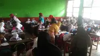 Sejak pagi, beberapa orangtua murid sudah mendatangi sekolah untuk berebut bangku buat anaknya di SDN Gempol Kolot 1, Kecamatan Banyusari, Kabupaten Karawang, Jawa Barat. (Liputan6.com/Abramena)