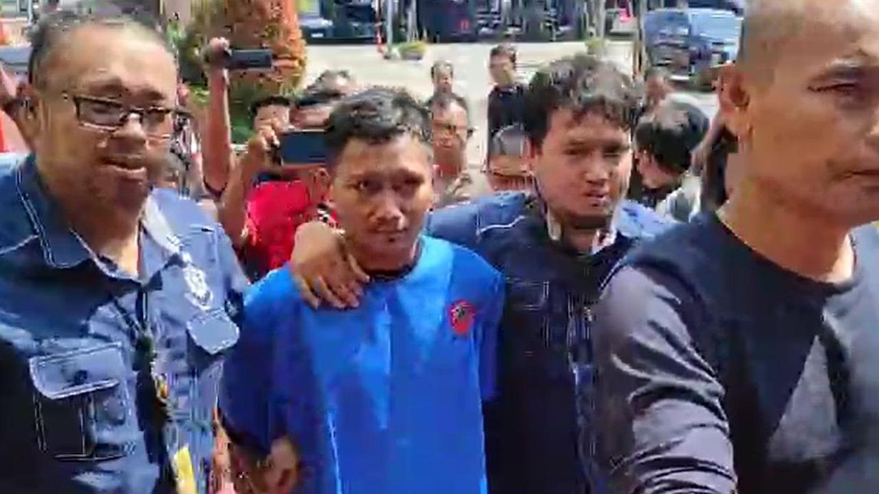 Tidak hanya mengganti nama, A Saprudi juga memperkenalkan Pegi yang berganti identitas menjadi Roby itu sebagai keponakan, bukan anaknya.