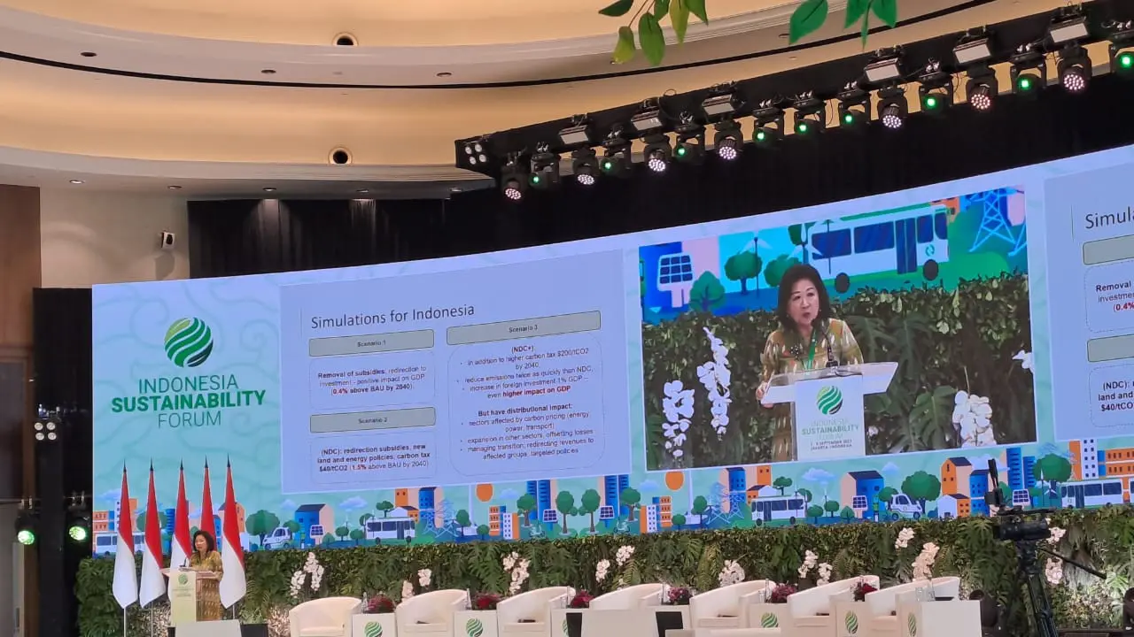 Special Envoy atau Perwakilan Presiden untuk The Global Blended Finance Alliance (GBFA), Mari Elka Pangestu, dalam acara Indonesia Sustainability Forum (ISF)2023, Jakarta, Jumat (8/9/2023). (Ayu/Merdeka.com)