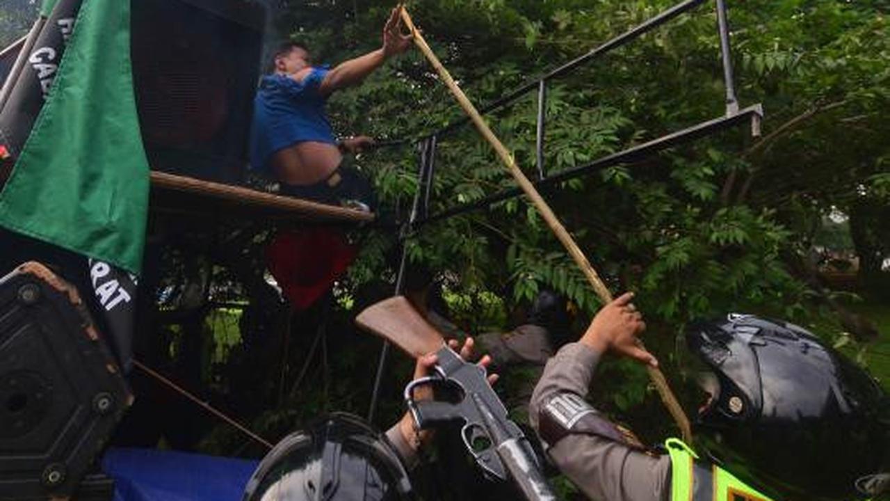 HMI terlibat bentrok dengan polisi di depan Kedubes AS