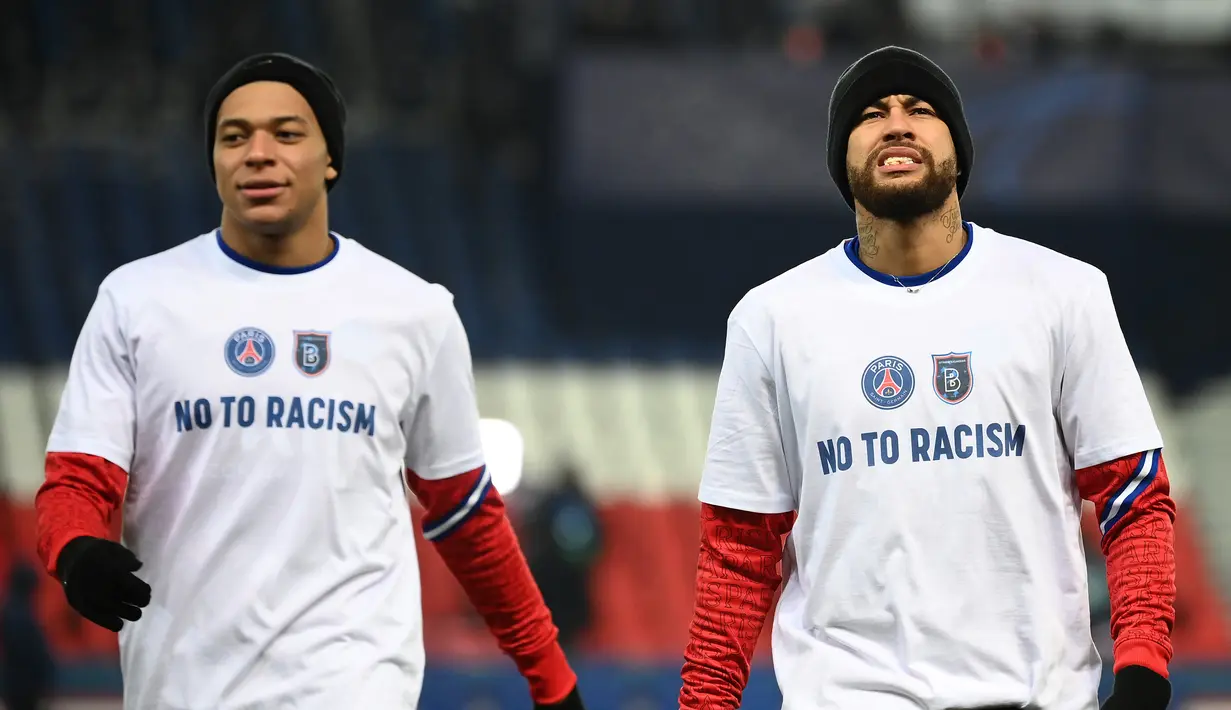 Dua striker Paris Saint-Germain, Neymar (kanan) dan Kylian Mbappe melakukan pemanasan sebelum laga lanjutan Liga Champions 2020/21 Grup H melawan Istanbul Basaksehir di Parc des Princes Stadium , Paris, Rabu (9/12/2020). PSG menang 5-1 atas Basaksehir. (AFP/Franck Fife)