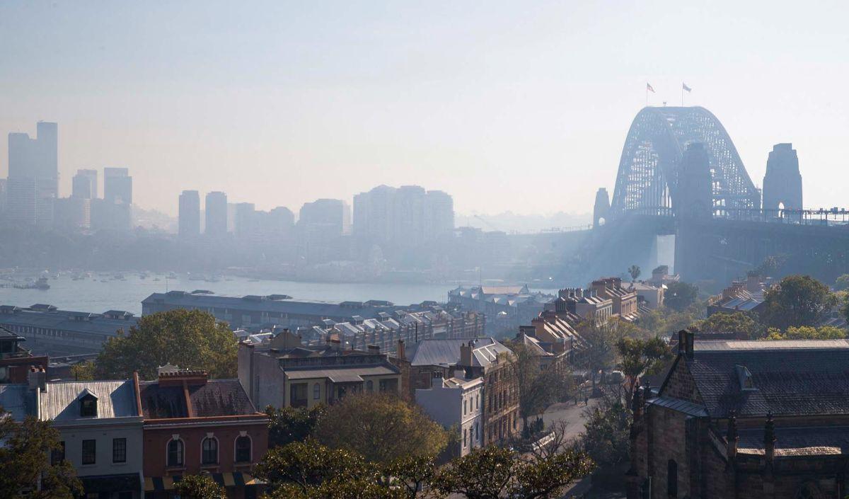 Namun, pembakaran lahan itu menyebabkan kabut asap menyebar ke seluruh Sydney.