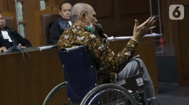Terdakwa kasus dugaan kepemilikan senjata api illegal, Kivlan Zen menjalani sidang lanjutan di Pengadilan Negeri Jakarta Pusat, Kamis (3/10/2019). Majelis menunda sidang yang beragendakan pembacaan eksepsi karena alasan kesehatan dan legalitas kuasa hukum terdakwa. (Liputan6.com/Helmi Fithriansyah)