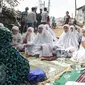 Suasana saat warga manggarai berdoa di lokasi, RT 1 RW 12, Jl Saharjo, Manggarai, Jakarta, Rabu (26/4). Sampai saat ini penggusuran belum dilakukan karena pertemuan pertama tidak menghasilkan kesepakatan. (Liputan6.com/Faizal Fanani)