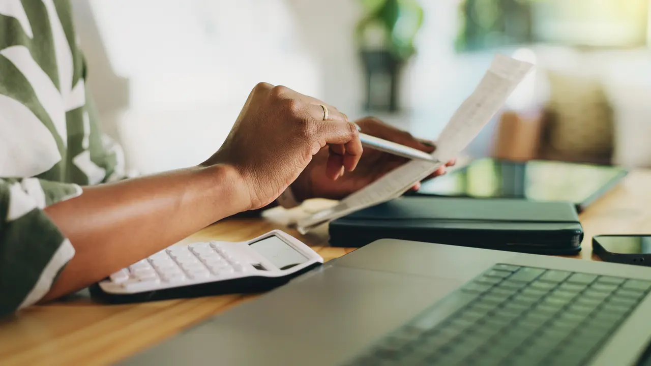 Memilih aset investasi selain tabungan untuk menjaga keuangan. (Foto: Manulife)