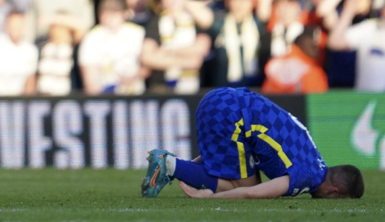 Gelandang The Blues tersebut harus mengeram kesakitan usai mendapatkan tekel keras dari pemain Leeds United, Daniel James. (AFP/Oli Scarff)