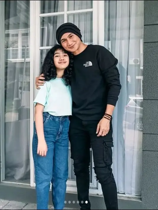 Leticia bahagia bisa melepaskan kerinduannya dengan sang ayah. Begitu juga dengan Anji, memeluk sang putri sedikit melepaskan kangennya. (Foto: Instagram/@leticiacharlotte)