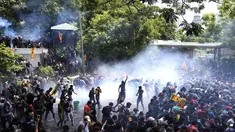 Polisi menggunakan gas air mata untuk membubarkan pengunjuk rasa yang menyerbu kompleks kantor perdana menteri Ranil Wickremesinghe, menuntut dia mengundurkan diri setelah presiden Gotabaya Rajapaksa melarikan diri dari negara itu di tengah krisis ekonomi di Kolombo, Sri Lanka, Rabu (13/7/2022). (AP Photo/Eranga Jayawardena)