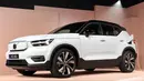 Volvo resmi meluncurkan mobil listrik perdananya, XC40 Recharge dalam acara di Los Angeles, 16 Oktober 2019. Bodi mobil didominasi hitam dan putih dengan warna hitam terdapat pada fasia bagian bawah, spion, dan atap, sementara bagian lainnya bewarna putih. (AP/Michael Owen Baker)