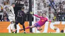 Striker Real Madrid, Joselu (kiri) mencetak gol penyeimbang 1-1 ke gawang Bayern Munchen pada laga leg kedua semifinal Liga Champions 2023/2024 di Santiago Bernabeu Stadium, Madrid, Rabu (8/5/2024). (AP Photo/Manu Fernandez)