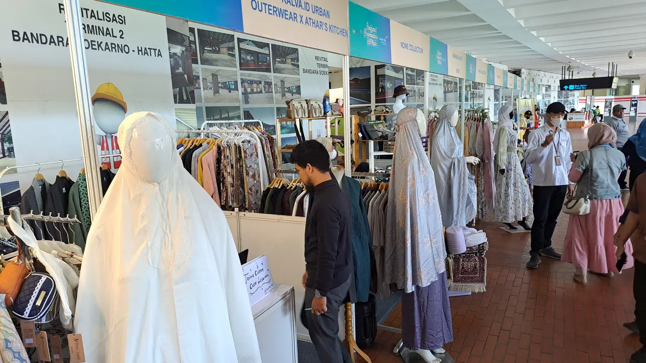PT Angkasa Pura II gelar Bazaar Ramadan Berkah libatkan puluhan UMKM binaan, di Terminal 2F Bandara Internasional Soekarno Hatta, Senin (10/4/2023).