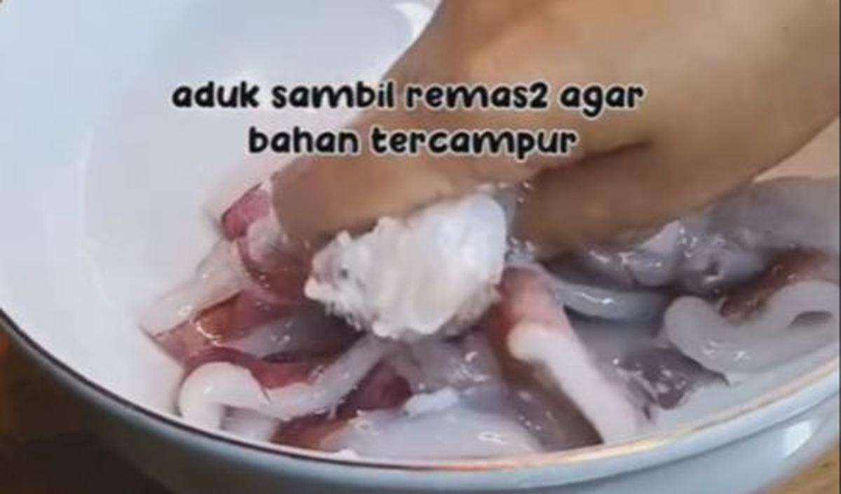 <b>2. Aduk hingga Cumi Berlendir</b>