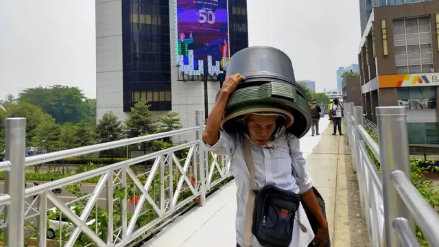 Atap jembatan penyeberangan orang (JPO) di kawasan Jalan Sudirman dibuka Pemprov DKI Jakarta. (Liputan6.com/Rizki Putra Aslendra)