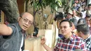 Warga memberi tahu Ahok arah menuju pinggir sungai Ciliwung saat blusukan di wilayah Cililitan, Jakarta, Rabu (28/12). Dalam blusukannya tersebut Ahok mencari tahu permasalahan banjir di Cililitan Kecil. (Liputan6.com/Yoppy Renato)