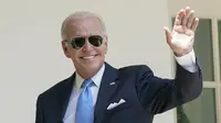 Presiden Amerika Serikat Joe Biden melambaikan tangan saat pergi usai berbicara di Taman Mawar Gedung Putih, Washington, Amerika Serikat, 27 Juli 2022. Tim Dokter Gedung Putih memastikan Joe Biden sudah negatif COVID-19 dan tidak perlu lagi menjalani isolasi. (AP Photo/Susan Walsh)