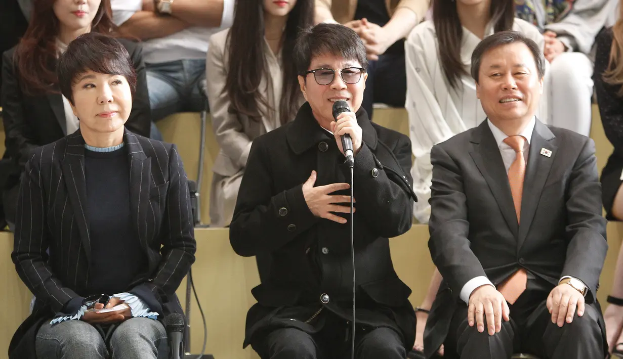 Penyanyi Cho Yong-pil memberi keterangan sebelum berangkat menuju Pyongyang, di Bandara Internasional Gimpo, Seoul, Sabtu (31/3). Sebanyak 120 anggota rombongan penyanyi dan musisi K-pop terbang dengan pesawat sipil yang disewa khusus. (AP/Ahn Youg-joon)
