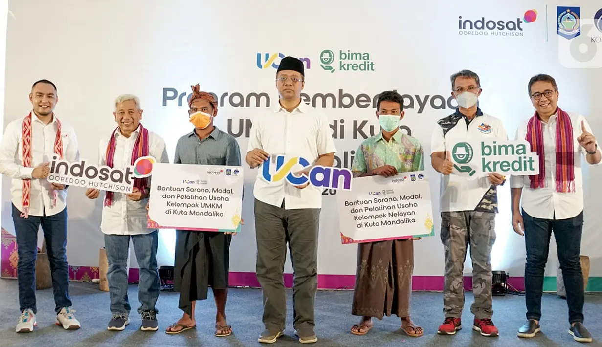 Gubernur NTB, Zulkieflimansyah (tengah), foto bersama dengan (ki-ka) SVP-Head of Corcomm IOH Steve Saerang, Director & Chief Regulatory Officer Muhammad Buldansyah, perwakilan penerima manfaat dari Kelompok UMKM dan Nelayan, Sekda Lombok Tengah Lalu Firman Wijaya di Desa Kuta, Mandalika (11/3/2022)