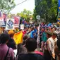 Ratusan massa aktivis lingkungan dari puluhan lembaga pemerhati alam di Garut dan Jawa Barat, berdemo menentang pembangunan jalan poros tengah yang melintasi kawasan Gunung Cikuray, Garut. (Liputan6.com/Jayadi Supriadin)