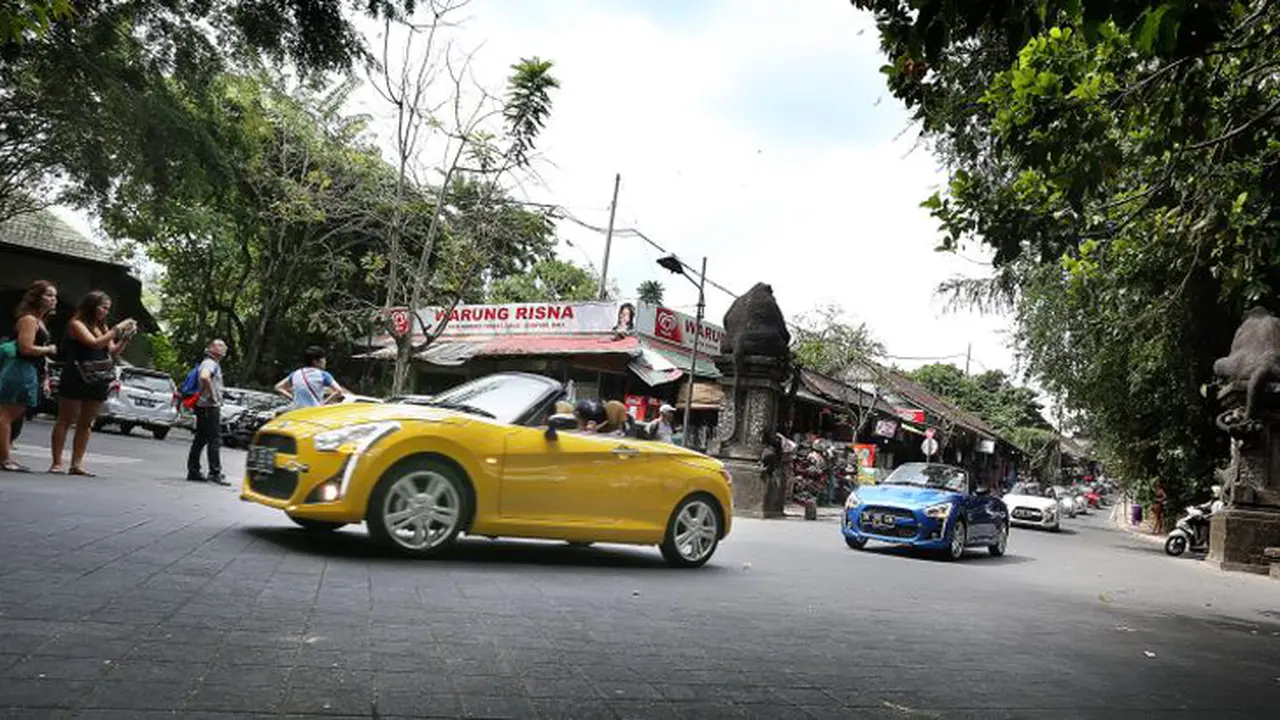 Daihatsu Copen Sedot Perhatian Bule di Ubud
