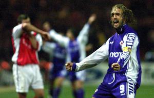 Gabriel Batistuta merupakan salah satu penyerang terbaik pada masanya. Striker asal Argentina tampil cukup tajam bersama Fiorentina. AS Roma kemudian berhasil merekrut Batistuta pada tahun 2000. Kala itu, Giallorossi mengeluarkan 36,15 juta euro untuk mendapatkan Batistuta yang berusia 31 tahun dari Fiorentina. (Adrian DENNIS / AFP)