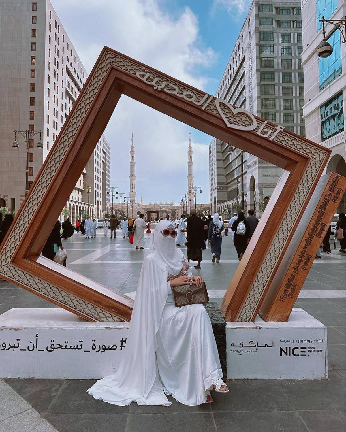 8 Potret Isa Zega yang Santai Bergaya dengan Cadar Saat Umrah, Disebut Nistakan Agama - Identitasnya Jadi Sorotan