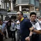 Salah satu anggota kelompok anti-demokrasi diamankan petugas kepolisian setempat dari lokasi utama berlangsungnya aksi demonstasi massa pro-demokrasi di Admiralty, Hong Kong, (13/10/2014). (REUTERS/Carlos Barria)