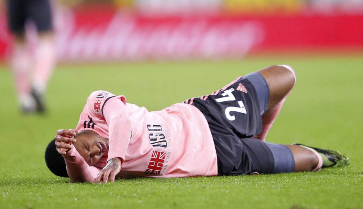 Pemain Sheffield United, Rhian Brewster, tergeletak di lapangan saat melawan Burnley pada laga Liga Inggris di Stadion Turf Moor, Selasa (29/12/2020). Burnley menang dengan skor 1-0. (Alex Pantling /Pool via AP)