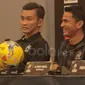 Kiatisuk Senamuang (kanan) dan Kosin Hathairattanakool saat mengikuti jumpa pers di Hotel Aston Lake, Sentul, (13/12/2016). (Bola.com/Nicklas Hanoatubun)