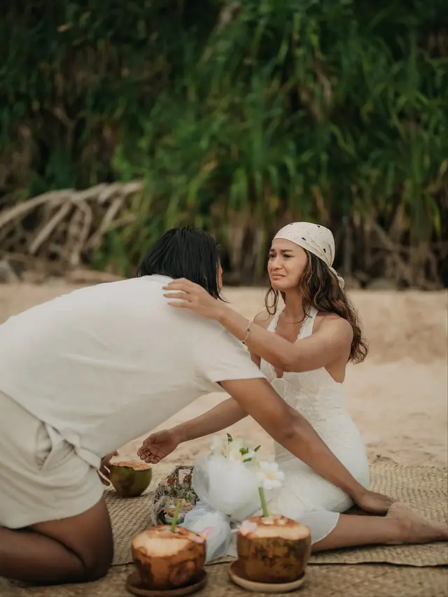 Resmi Dilamar! Sean Gelael Lamar Hana Malasan dengan Cincin Berlian di Tepi Pantai