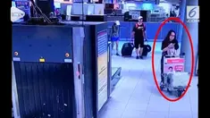Rekaman pasangan asal Kanada mencuri koper mewah di Bandara Suvarnabhumi, Bangkok. Keduanya berhasil ditangkap tak lama setelah beraksi.