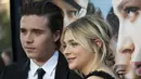 Kembali menjalin cinta setelah putus bukan kali pertama dilakukan Brooklyn Beckham dan Chloe Grace Moretz. Keduanya putus pertama kali pada tahun 2015, dan setelah itu mereka pun kembali bersama. (AFP/Bintang.com)