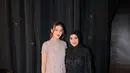 Dari sahabat jadi adik ipar, kebersamaan Aaliyah Massaid dan Aurel Hermansyah ini penuh kehangatan. Setelah video perutnya kepergok dielus oleh salah satu kerabat, netizen salah fokus dengan foto tersebut karena perut Aaliyah terlihat lebih berisi. Meski ramai diberitakan tengah hamil anak pertama, namun Aaliyah Massaid belum buka suara untuk menanggapinya. (Liputan6.com/IG/@aaliyah.massaid)