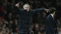 Ekspresi Pelatih Manchester United, Jose Mourinho saat memimpin anak asuhnya melawan Middlesbrough pada laga Premier League di Old Trafford Stadium, (31/12/2016).  (Reuters/Andrew Yates)
