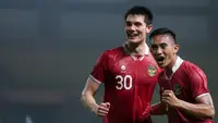 Selebrasi Elkan Baggott dan Rizki Ridho saat Timnas Indonesia mengalahkan Burundi 3-1 pada FIFA Matchday di Stadion Patriot, Sabtu (26/3/2023). (Bola.com/Bagaskara Lazuardi)
