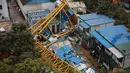 Sebuah crane besar runtuh menimpa bangunan sementara dua lantai di Kota Dongguang, Guangdong, Tiongkok, Rabu (13/4). 18 orang tewas sementara belasan lainnya dilarikan ke rumah sakit akibat kejadian tersebut. (AFP/CHINA OUT)