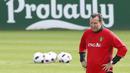 Pelatih Belgia, Marc Wilmots memimpin latihan timnya jelang melawan Wales pada perempat final piala Eropa 2016 di  Girondins de Bordeaux, Le Haillan, Prancis, (28/6/2016). (REUTERS/Regis Duvignau)