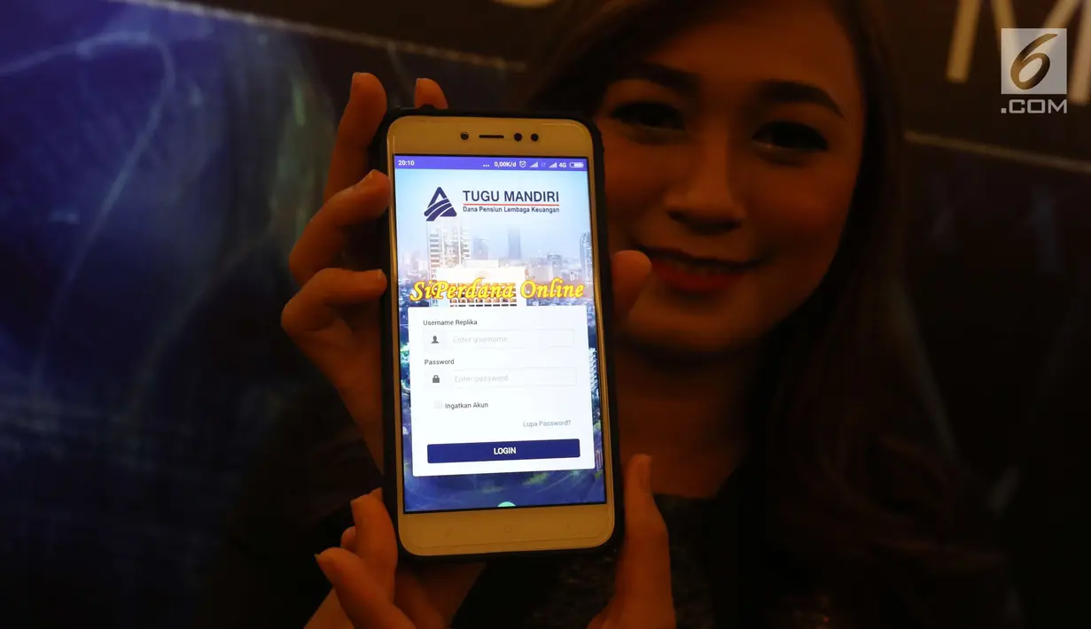 Model menunjukan aplikasi mobile SIPerdana usai di luncurkan di Jakarta, Rabu (28/3). Aplikasi ini merupakan sebagai satu-satunya system layanan informasi berbasis web di industry Dana Pensiun Indonesia. (Liputan6.com/Angga Yuniar)