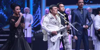 Raja dangdut Rhoma Irama terlihat hadir dalam Konser Kemenangan D'Academy Asia 3. Penyanyi dangdut dan pemeran senior itu juga berkobalorasi dengan para finalis. (Adrian Putra/Bintang.com)