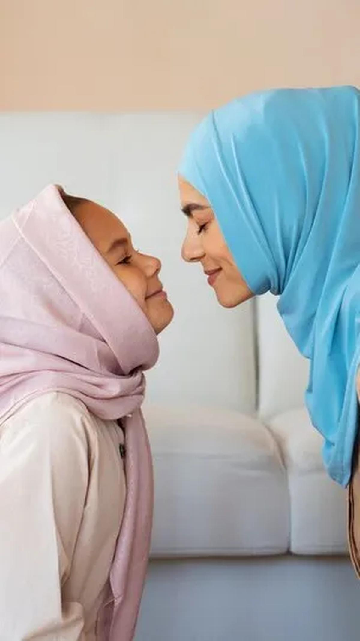 Dengan mengamalkan doa-doa ini, diharapkan orangtua dapat memberikan panduan rohaniah yang kuat bagi anak-anak mereka, membantu mereka tumbuh menjadi individu yang pintar, sholeh, dan berhati lembut.
