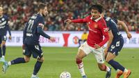 Pemain Manchester United, Zidane Iqbal saat menghadapi Melbourne Victory dalam laga pramusim 2022/2023 di Melbourne Cricket Ground, Australia, Jumat (15/7/2022). (AP/Asanka Brendon Ratnayake)