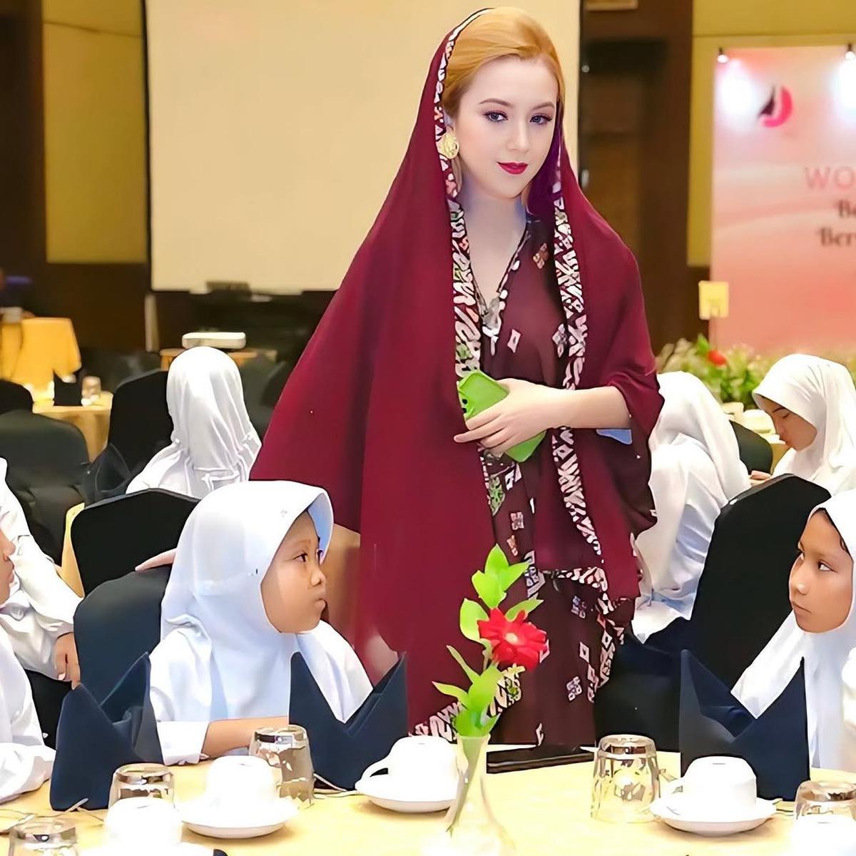 Sederet Kegiatan Potret Cantik Heni Tania Istri Kombes Polisi di Bulan Suci Ramadan