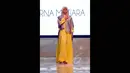 Model berpose memakai busana rancangan Irna Mutiara dan siswi SMK binaan di Kudus, Jawa Tengah, Rabu (11/3/2015). Fashion show tersebut merupakan bagian dari peresmian SMK NU Banat sebagai sekolah fashion khusus busana muslim. (Liputan6.com/Panji Diksana)