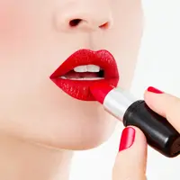 ilustrasi cara memakai lipstik warna merah agar lebih cerah/ileela/shutterstock