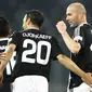 Aksi Zidane bersama legenda sepakbola (AFP/Michael Buholzer)