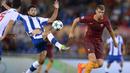 Pemain AS Roma, Edin Dzeko (kanan) berebut bola dengan pemain FC Porto Danilo pada leg 2 babak play off Liga Champions  di Olympic Stadium, Rome (24/8/2016) dini hari WIB. (AFP/Filippo Monteforte)