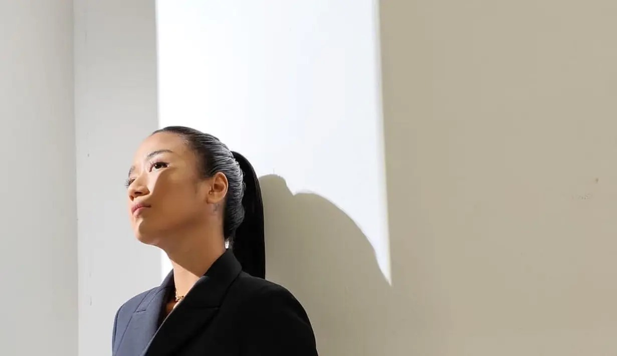 Terakhir adalah penampilan Chef Renatta Moeloek dengan blazer hitam yang tak kalah menarik untuk disimak. Tampilan clean yang menarik dengan paduan oversized blazer hitam dan makeup natural, serta gaya rambut pony-tail sungguh membuatnya terlihat memesona. Mana penampilan seleb favoritmu dengan blazer hitam, Sahabat FIMELA? Foto: Instagram.