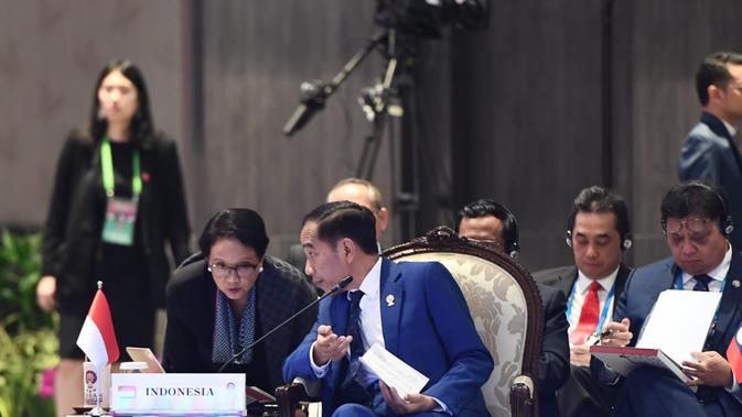 Presiden Jokowi berbincang dengan Menlu Retno Marsudi di KTT ke-14 Asia Timur di Bangkok, Thailand, Senin (4/11/2019). (Biro Pers, Media dan Informasi Sekretariat Presiden)